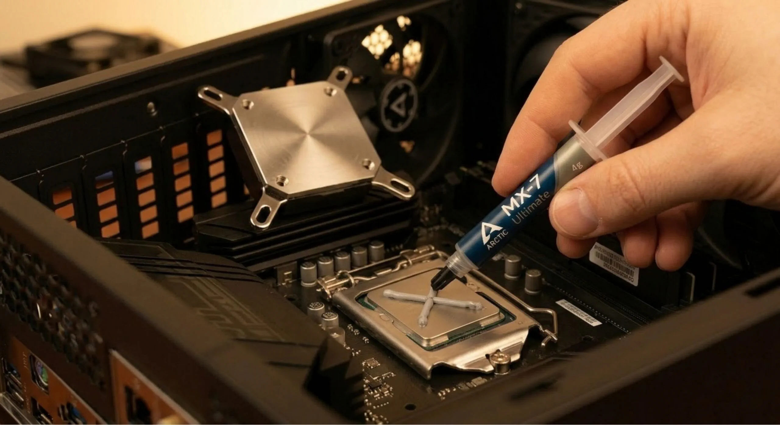 Het aanbrengen van nieuwe thermal paste in een X-patroon, een cruciale stap bij het succesvol koelpasta vervangen op een cpu voor optimale warmtegeleiding.
