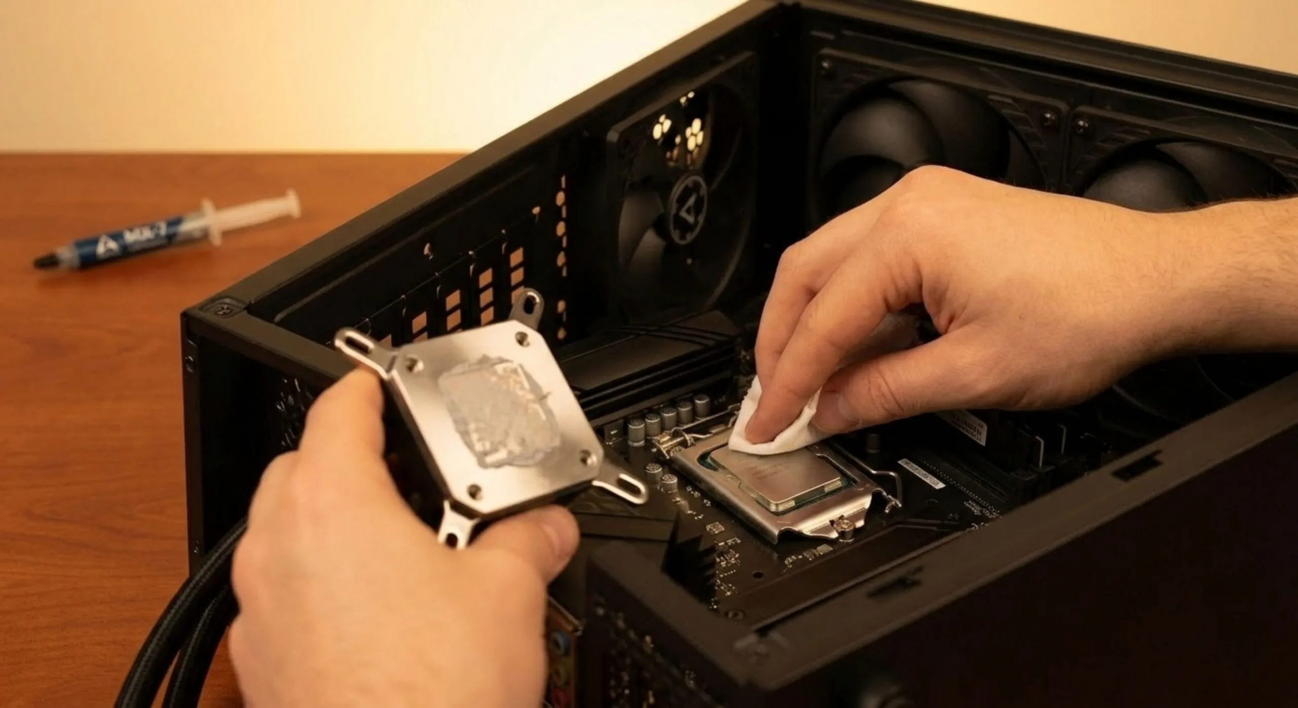 Een belangrijke actie tijdens het koelpasta vervangen op de cpu: het zorgvuldig verwijderen van de oude, opgedroogde thermal paste binnenin de pc-behuizing met isopropanol.