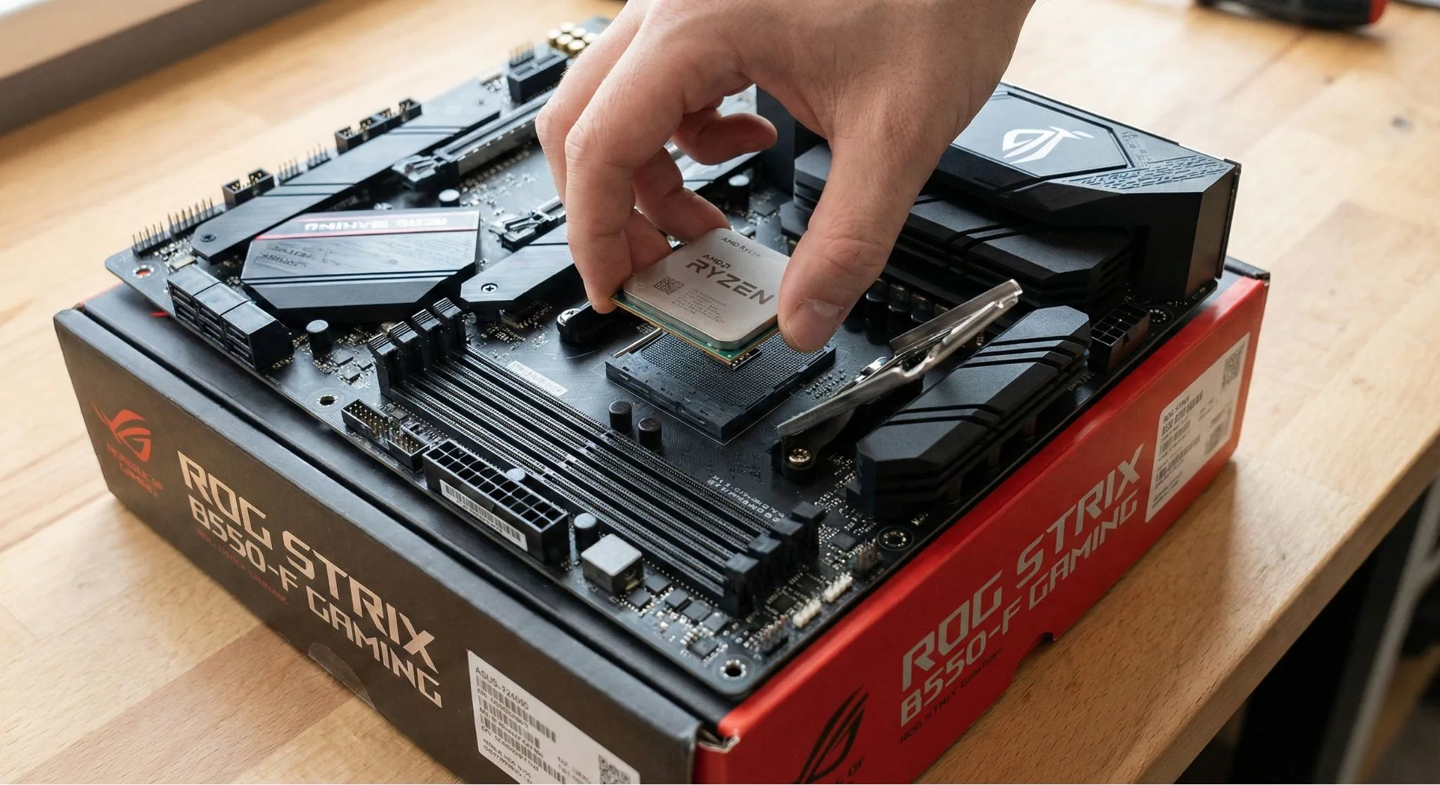 CPU installatie op een moederbord - de processor wordt voorzichtig in de socket geplaatst