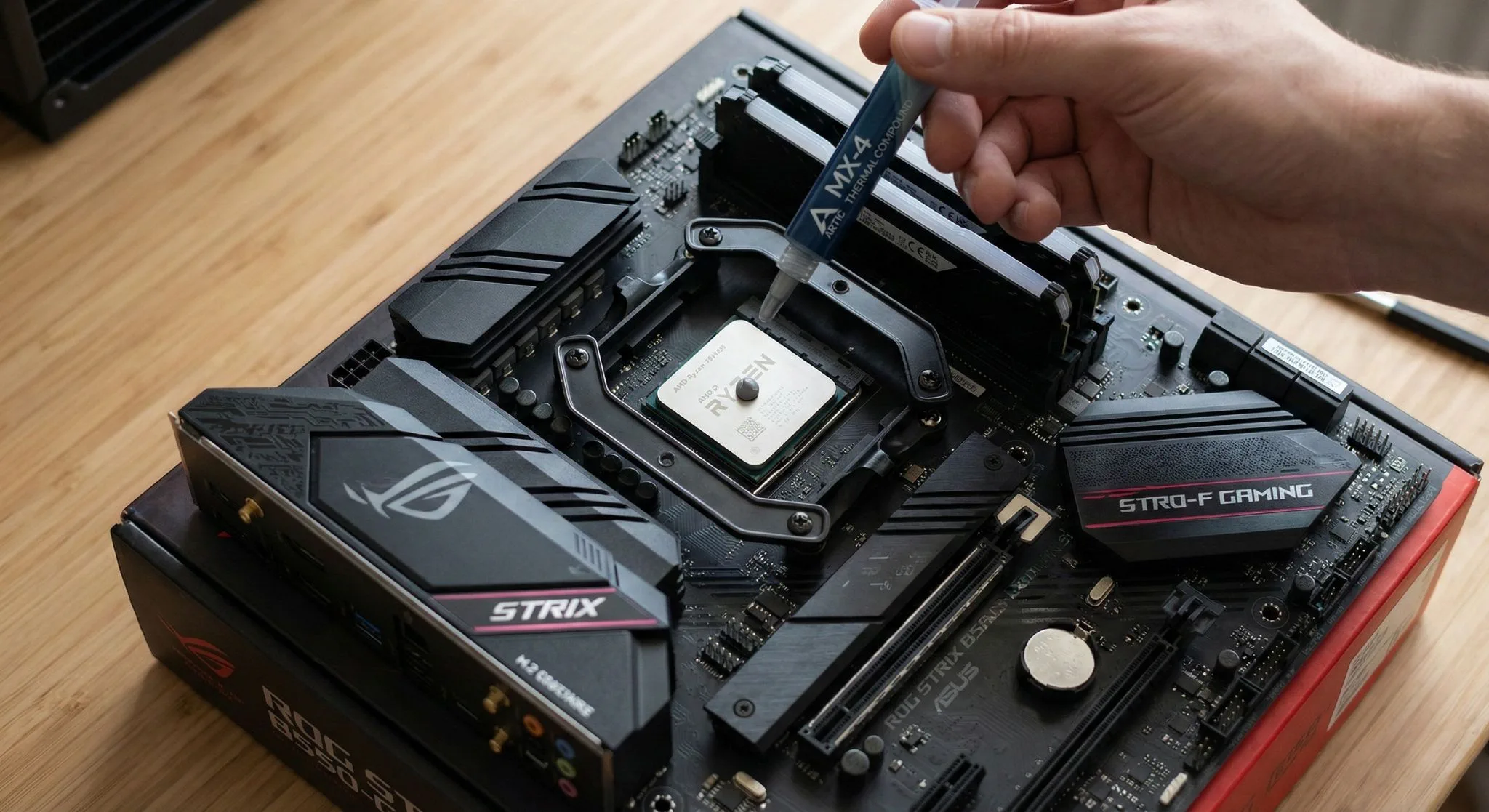 Koelpasta aanbrengen op de CPU met een spuitje