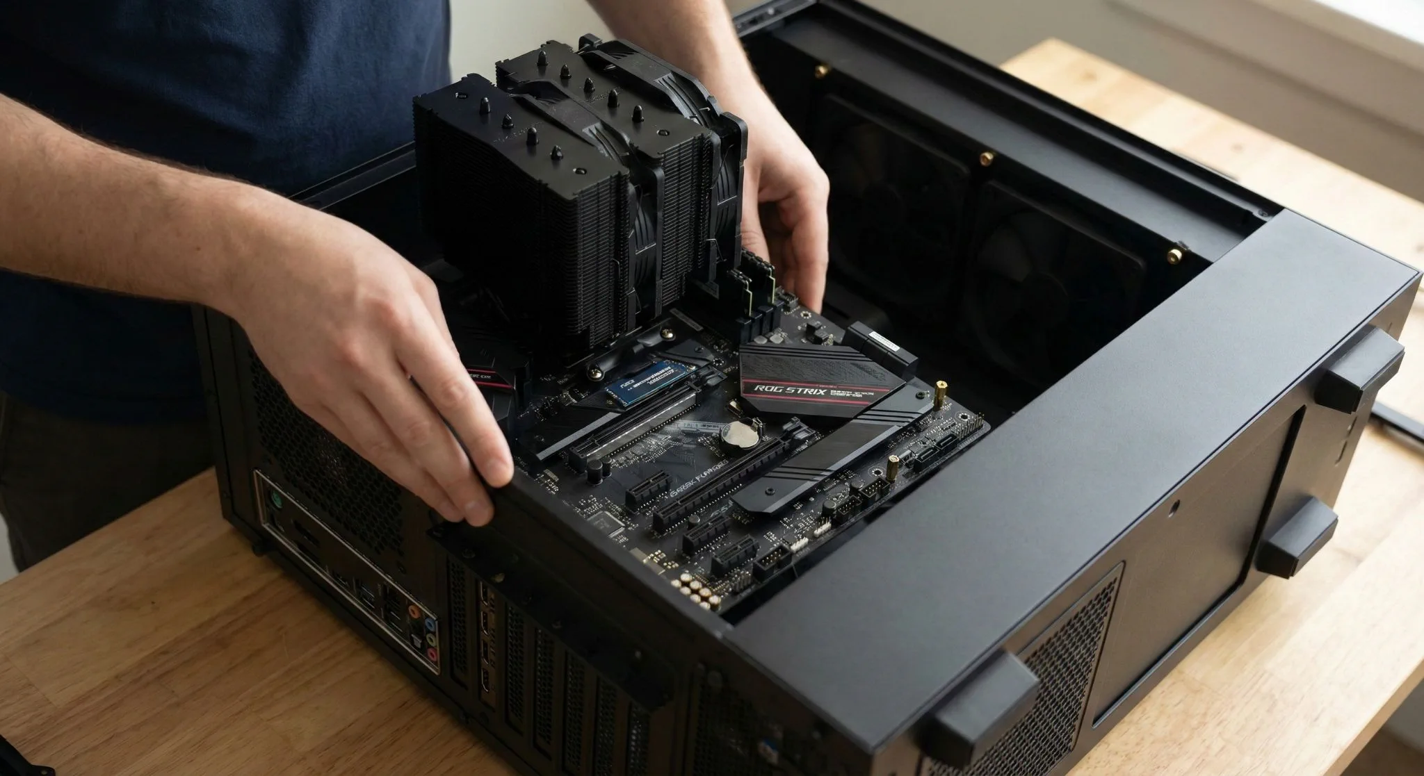 Het moederbord wordt in de pc-behuizing geplaatst