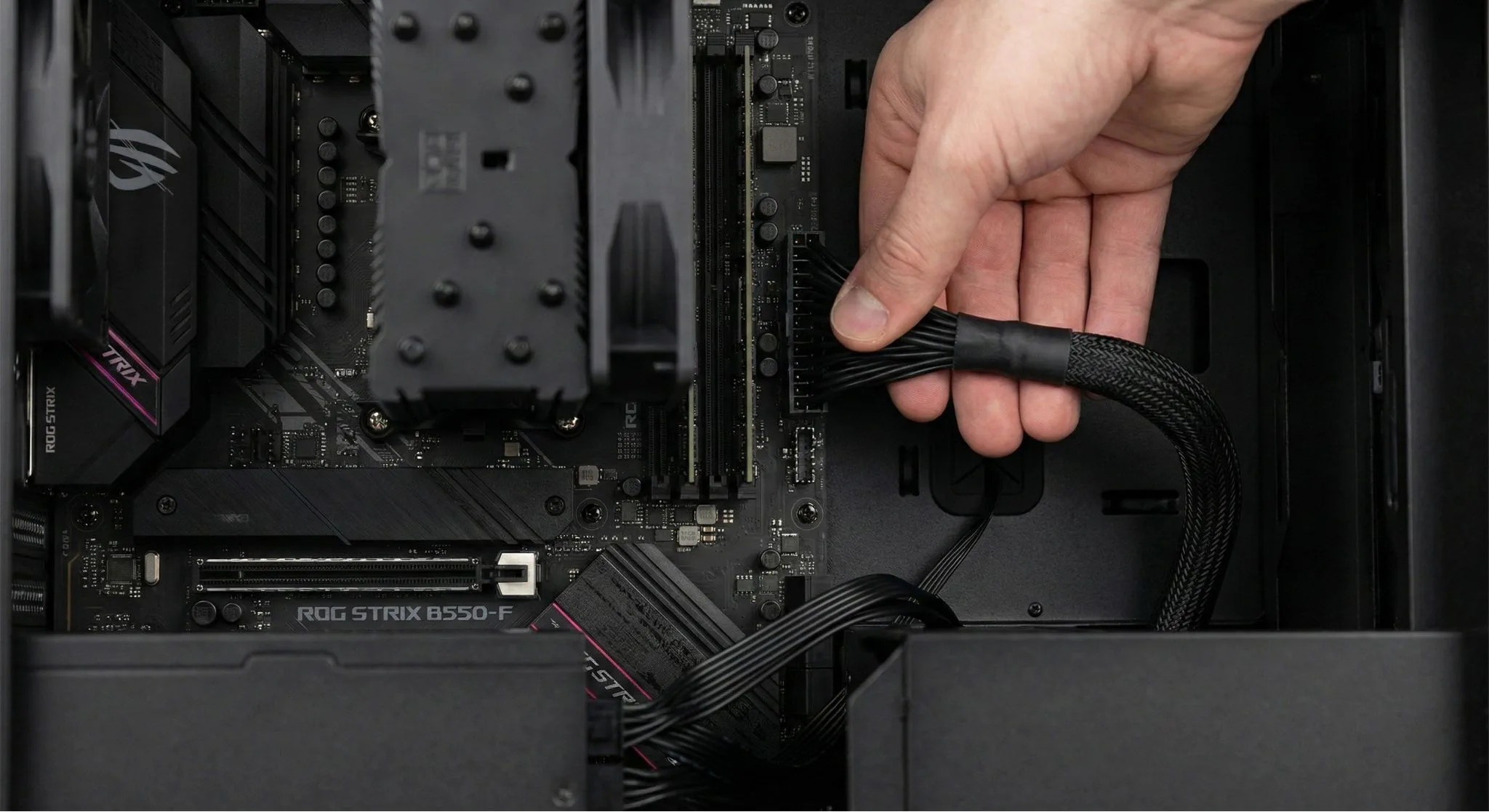 De 24-pin ATX stroomkabel wordt aangesloten op het moederbord