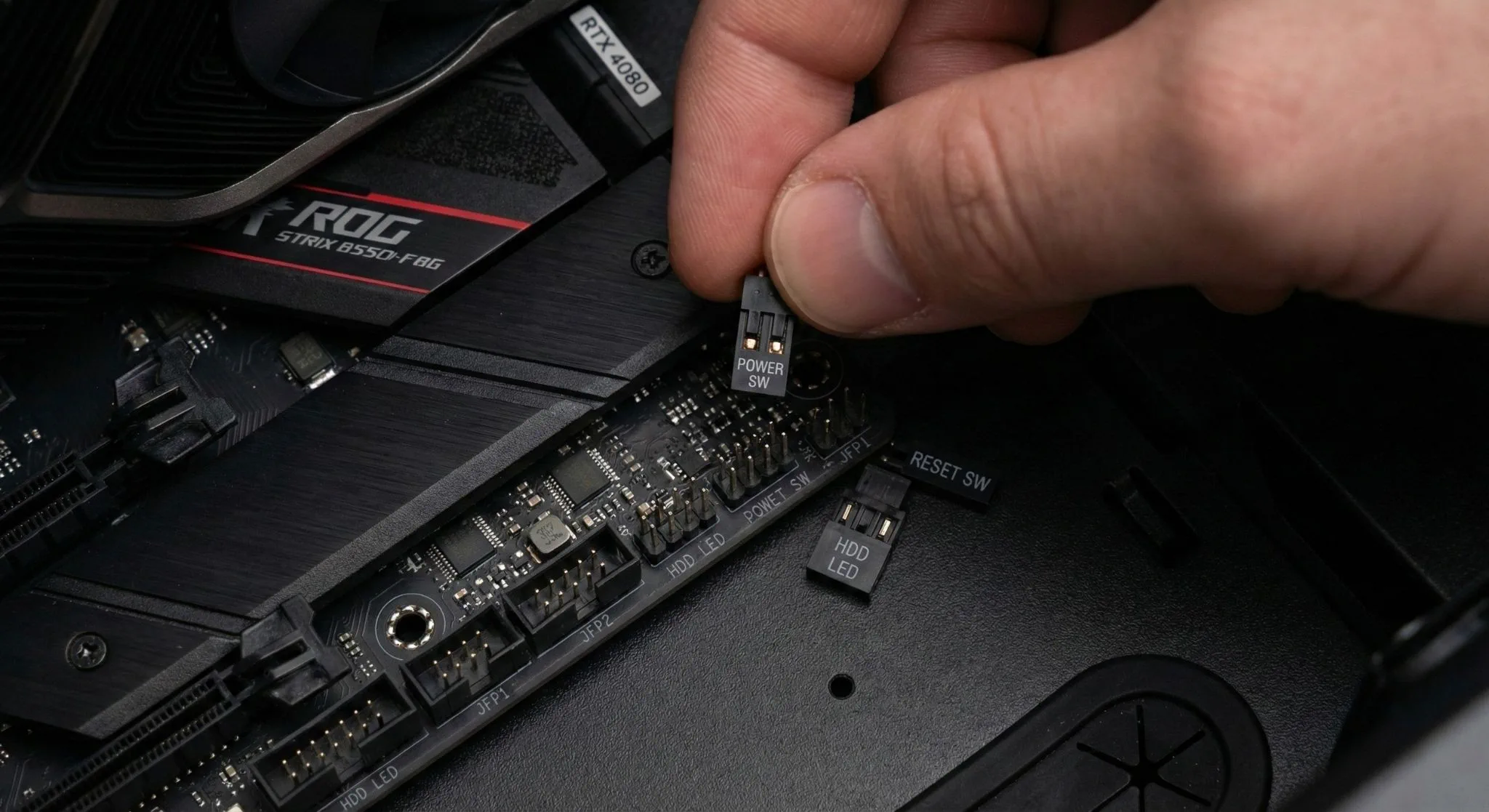 Front panel connectors worden op het moederbord aangesloten - Power SW pinnetjes