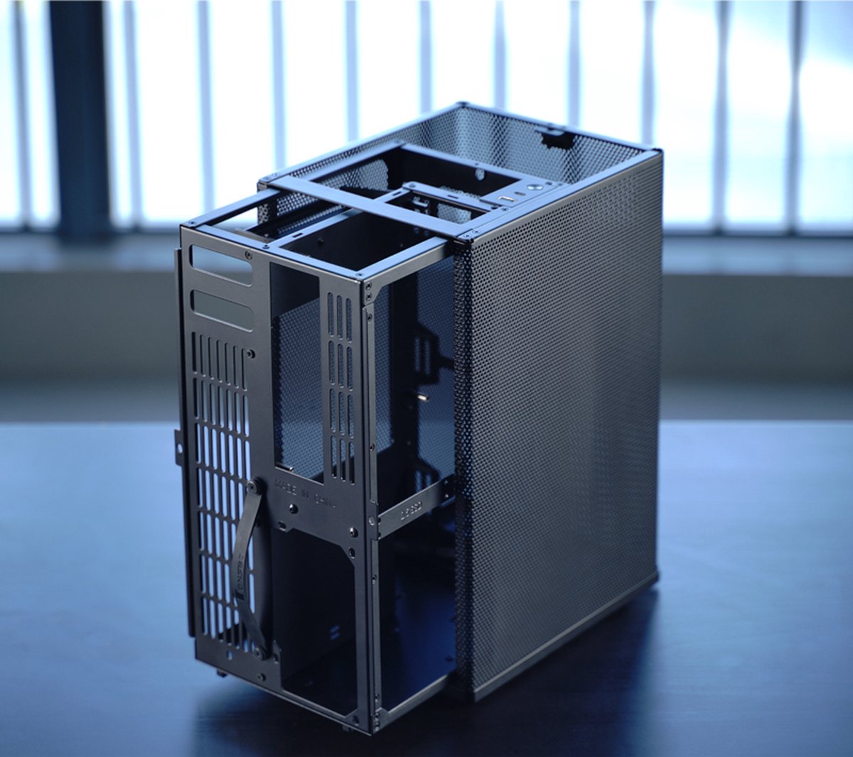 VR3 Mini-ITX Tower Case - Black, Tempered Glass, PCIe 4.0 - afbeelding 6
