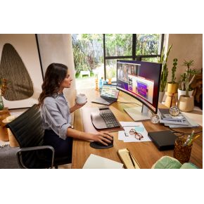 Series 7 Pro 734pm Wide Quad USB-C 34.1" Monitor (Silver) - afbeelding 8
